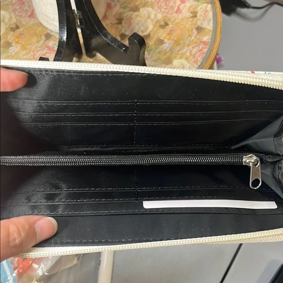 🔥 Mundi Floral White Wristlet Wallet, full zip - Picture 2 of 3